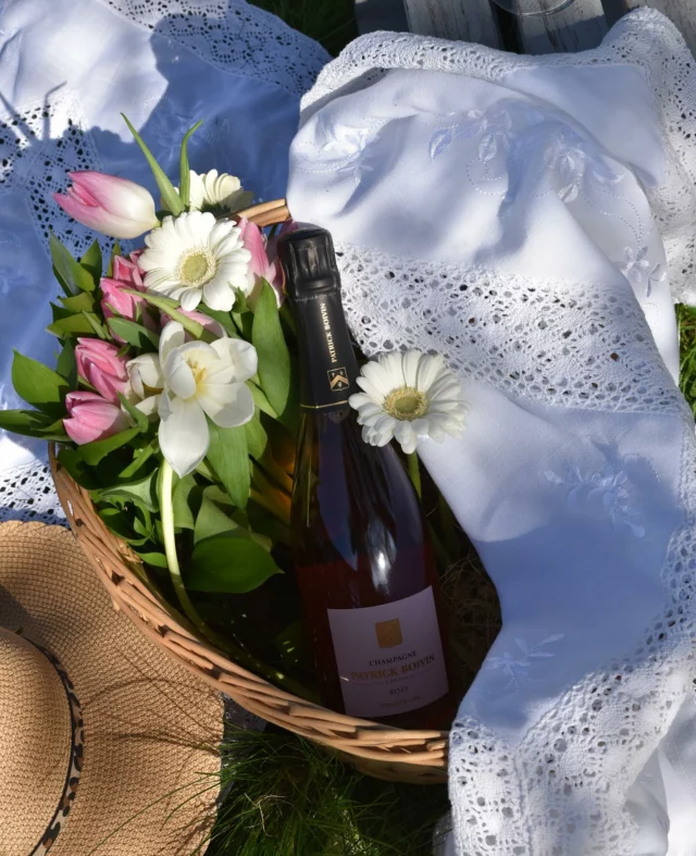 🌸 Jeu Concours Fête des Mères 🌸

La fête des mères en approche ! À cette occasion, Champagne Patrick Boivin célèbre toutes les mamans avec un jeu concours pétillant ! 🥂

🎁 Tentez de gagner une bouteille de notre Rosy, le champagne rosé aux arômes délicats.

Pour participer, c’est simple :
✔️Avoir 18 ans et plus.
✔️Résidez en France Métropolitaine
✔️Suivre notre page Instagram
✔️Liker la publication.
✔️Identifiez deux personnes en commentaire qui aimeraient aussi gâter leur maman.
✔️Partagez ce post en story pour doubler vos chances !

⏳Le ou la gagnant(e) sera tiré(e) au sort et annoncé(e) en message privé le 15 mai .

Bonne chance à tous !🥂

L’alcool est dangereux pour la santé, à consommer avec modération.

#champagnepatrickboivin #eprrnay #cuvéerosy #champagnelover #jeuconcoursinstagram #fêtedesmères #mothersday